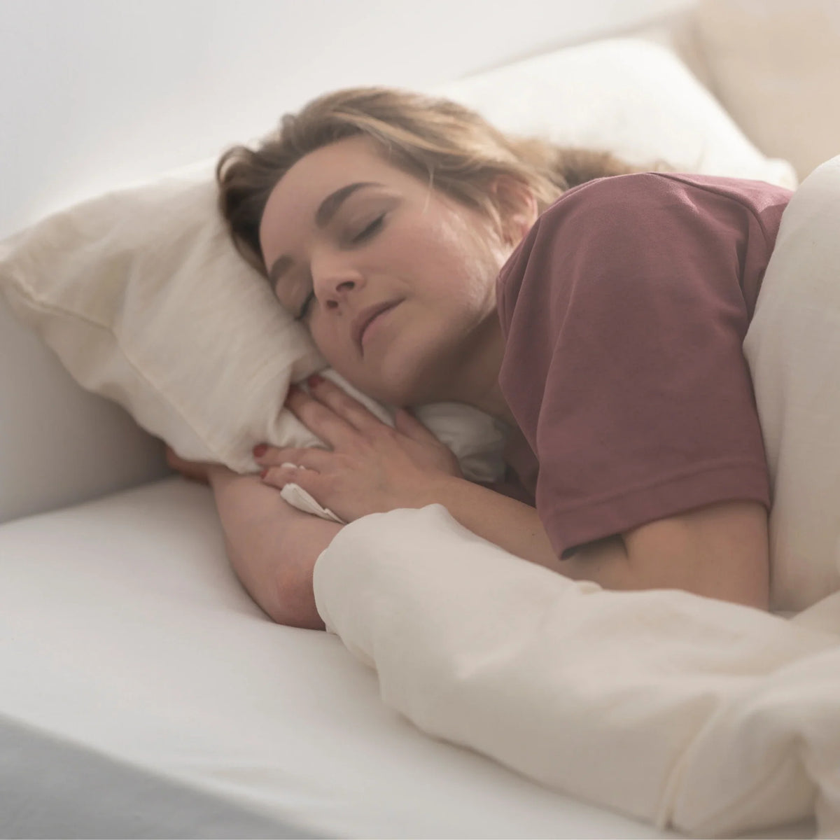 fille qui dort dans un lit 