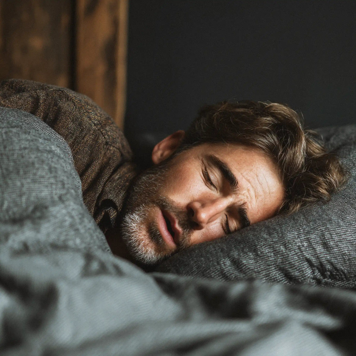 homme qui dors en ronflant