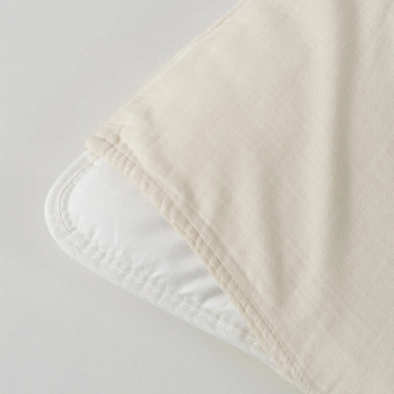 Coin de couette sortant d'une fente passe-mains